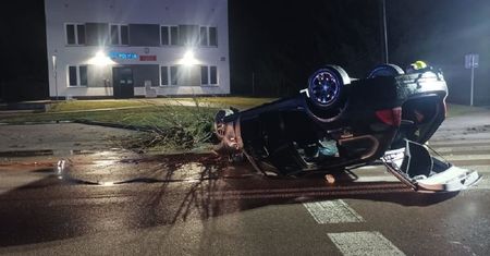 BMW wydachowało przed komisariatem policji. Kierowca się ulotnił, a wrak pozostał