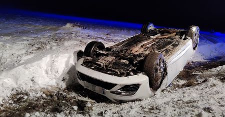 Tajemnica w Mścicach. Auto na dachu, kierowcy brak
