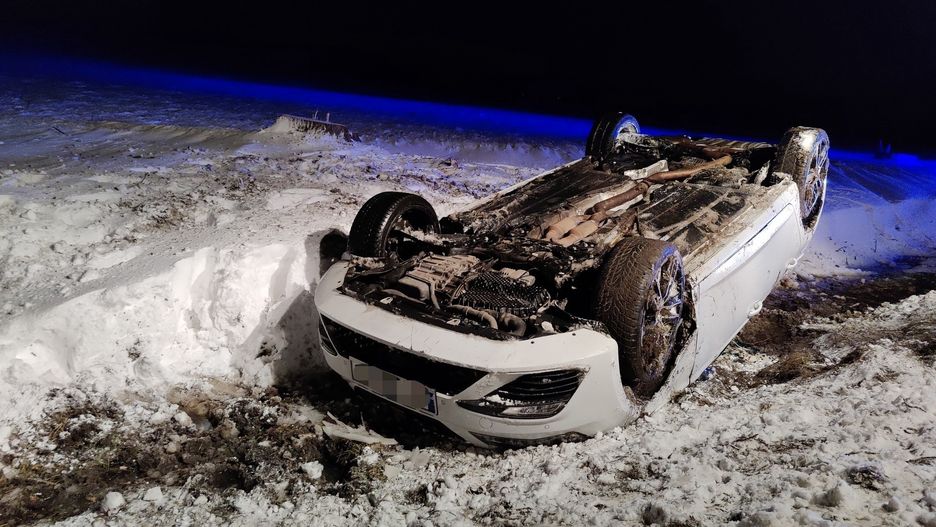 Tajemnica w Mścicach. Auto na dachu, kierowcy brak