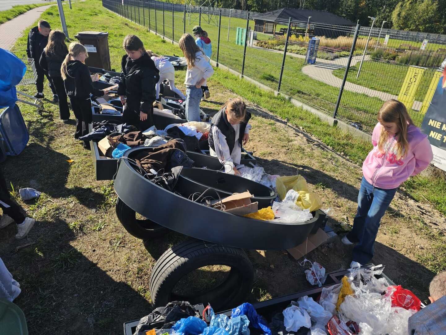 PSZOK w Ostrowcu Świętokrzyskim zyskał wyjątkową ozdobę w duchu recyklingu