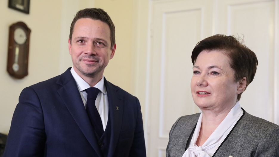 Rafa� Trzaskowski, Hanna Gronkiewicz-WaltzWarszawa, 22.11.2018. Nowy prezydent miasta Rafa� Trzaskowski (L) i by�a prezydent Hanna Gronkiewicz-Waltz (P) podczas uroczystego przekazania gabinetu Prezydenta m.st. Warszawy, 22 bm. (mr) PAP/Tomasz GzellTomasz Gzellby�a, gabinet, gabinetu, Hanna Gronkiewicz Waltz, Hanna Gronkiewicz-Waltz, nowy, obecny, polityk, polityka, przekazanie, Rafa� Trzaskowski, warszawy, samorz�dowcy, samorz�dowiec, w�adza lokalna, w�adze lokalne
