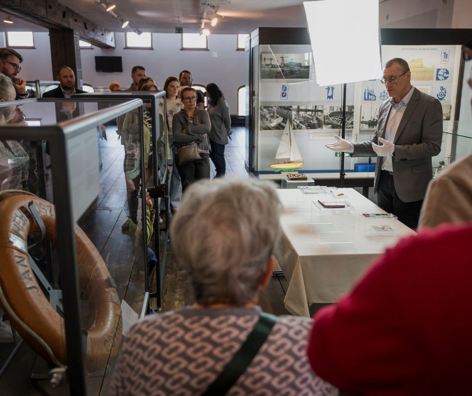 Dr Marcin Westphal podczas prezentacji eksponatów z "Heweliusza"