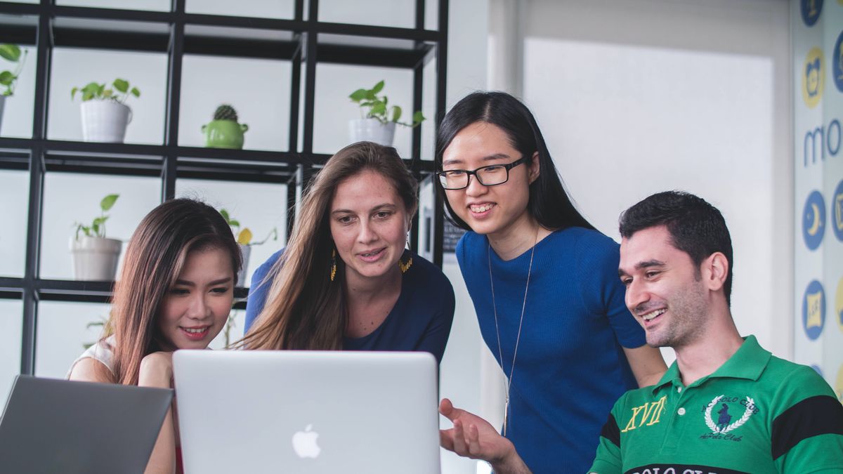 Pierwsza praca i wyzwania w znalezieniu pierwszej pracy.