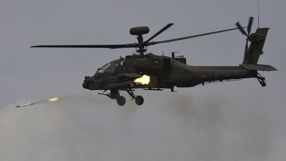 ?wiczenia armii po?udniowokorea?skiej
This picture taken on April 21, 2017 shows a South Korean AH-64E Apache helicopter firing rockets during a media day presentation of a joint live firing drill between South Korea and the US at the Seungjin Fire Training Field in Pocheon, 65 kms northeast of Seoul. / AFP PHOTO / JUNG Yeon-Je
JUNG YEON-JE