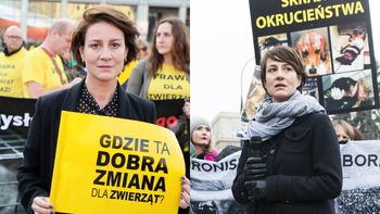 Maja Ostaszewska broni praw zwierząt, a przy okazji reklamuje SKÓRZANE produkty. "Za ile złotych zmienia pani poglądy?"