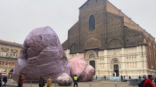 Gigantyczne kamienie w środku miasta. "Jak widok nie z tej ziemi"