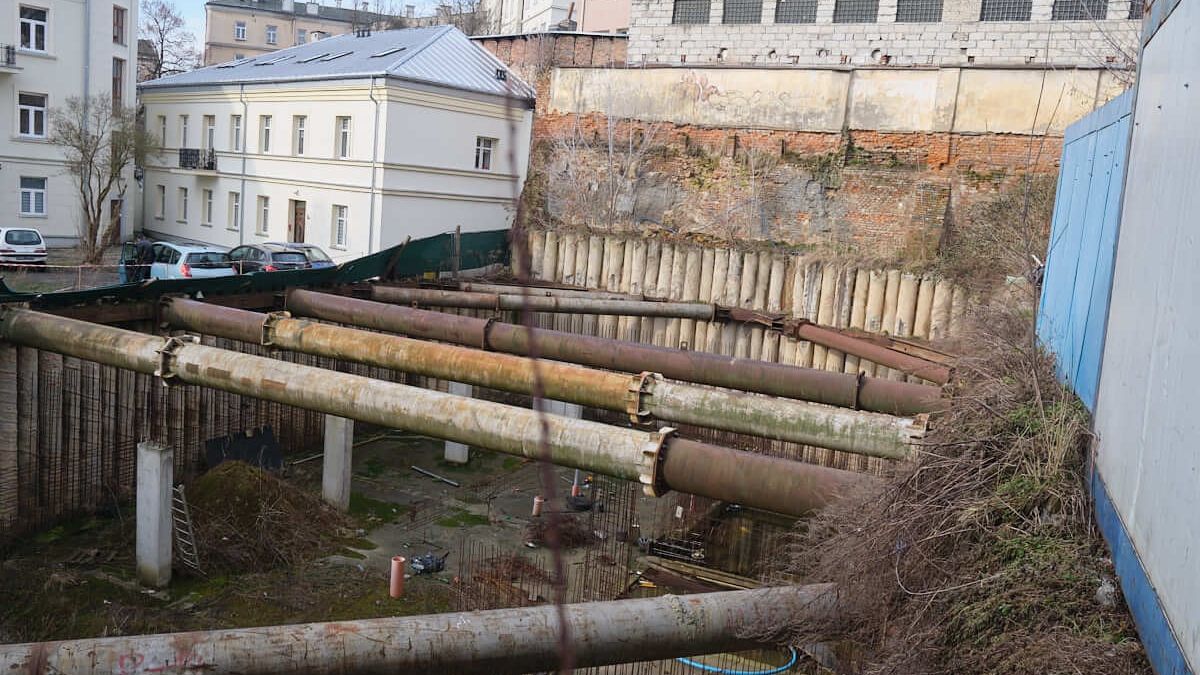 Niedokończona budowa apartamentowca przy ul. Żmigród