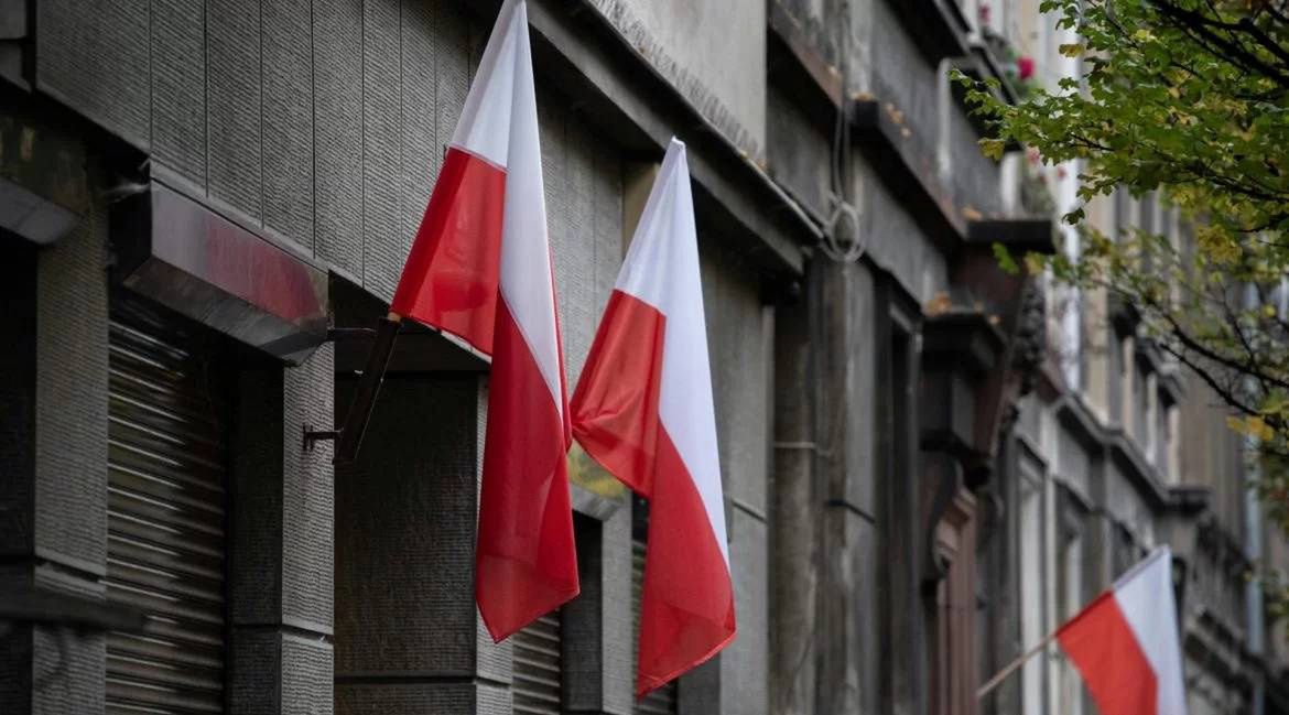 Jak poprawnie wywiesić flagę Polski? Zasady i konsekwencje prawne znieważenia symbolu narodowego