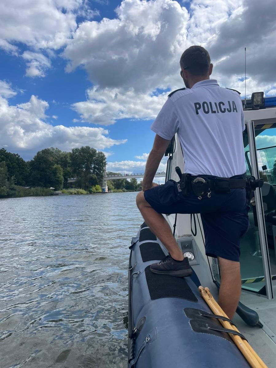 Wrocław: Ukradł rower, wskoczył do rzeki. Uratowali go policjanci