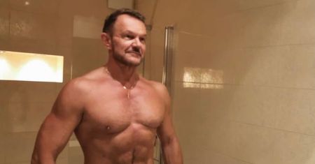 Szczegół na zdjęciu z półnagim Pazurą. Żona: "Chyba mu powiem"