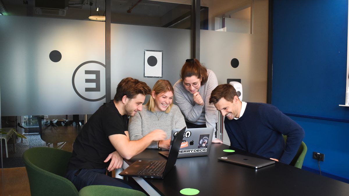 Startup czy też start-up to w istocie nowa firma, ale też pojęcie to może odnosić się, zgodnie z przedstawioną przez Grupę Polskiego Funduszu Rozwoju definicją – do tymczasowej organizacji poszukującej modelu biznesowego, zapewniającego zyskowny rozwój. 