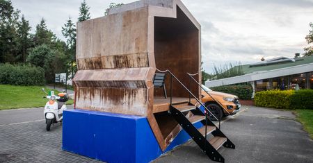 Zniszczył ją pierwszy deszcz. Ławka za 100 tys. zł w opłakanym stanie