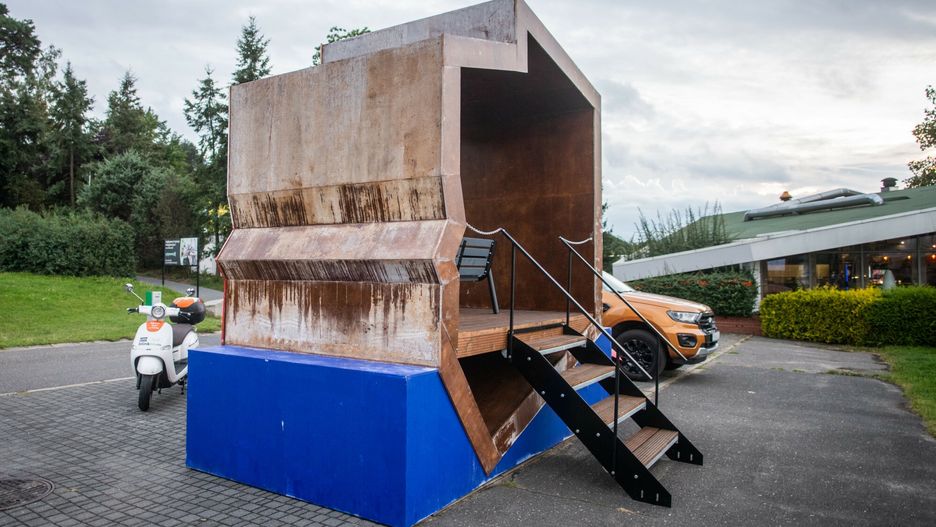 ?awki z flag? w polskich miastach
Fot. Lukasz Gdak/East News, Poznan, 10.09.2022.Patriotyczna lawka na poznanskiej Malcie ulegla zniszczeniu. Przyczyna opady deszczu
Lukasz Gdak