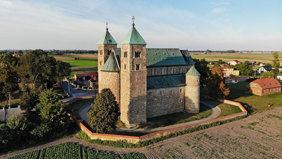 Tum pod Łęczyca to wieś, gdzie zachowały się bardzo stare zabytk