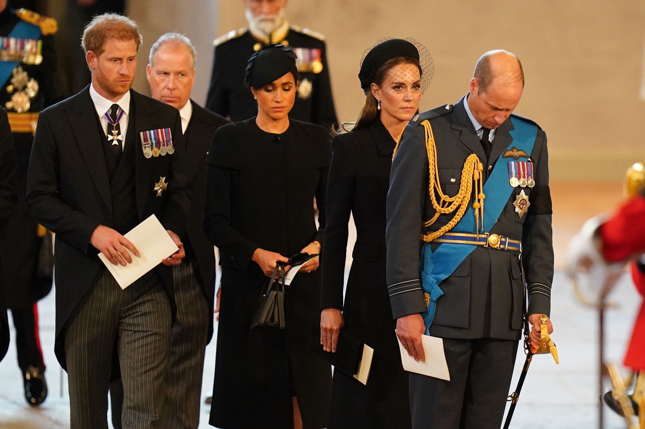 Meghan Markle i książę Harry z rodziną królewską