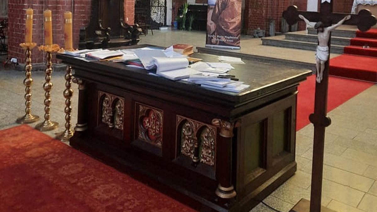  Agresywny mężczyzna zdemolował wnętrze kościoła Św. Marii Magdaleny przy ul. Szewskiej we Wrocławiu.