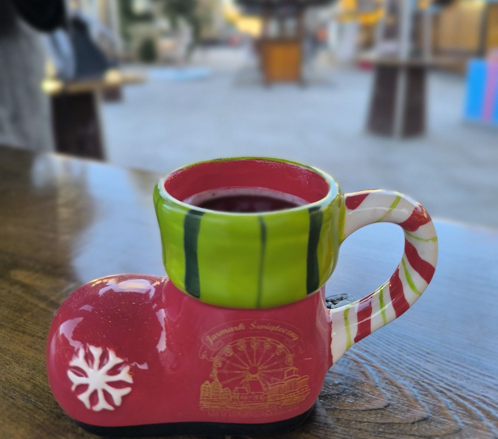 W takim kubeczku można wypić świąteczny napój, grzaniec czy kakao na jarmarku w Bydgoszczy. Wszystkie napoje po 20 zł za kaucja za szklankę - 25 zł.