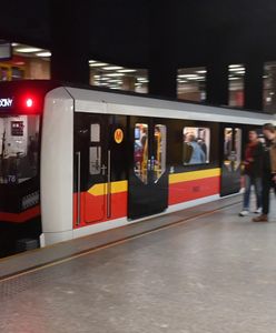 Niebezpieczny wypadek na stacji metra. Mężczyzna rzucił się na pomoc