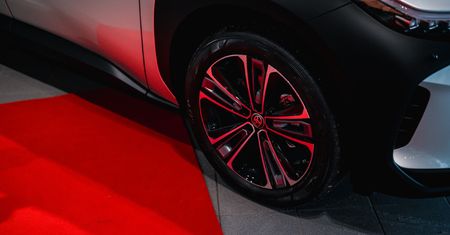 W nowej Toyocie może odpaść koło. Debiut elektrycznego bZ4X nie tak miał wyglądać