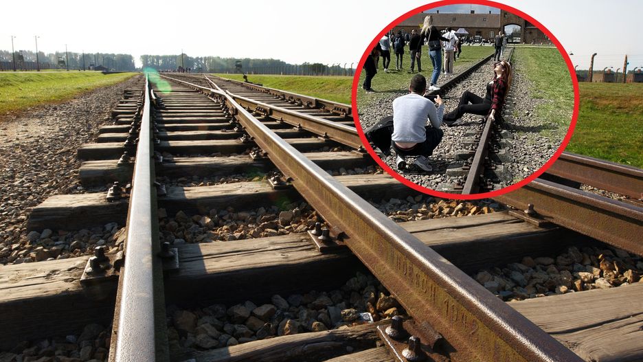 Turystka pozowała do fotografii na tle obozu koncentracyjnego