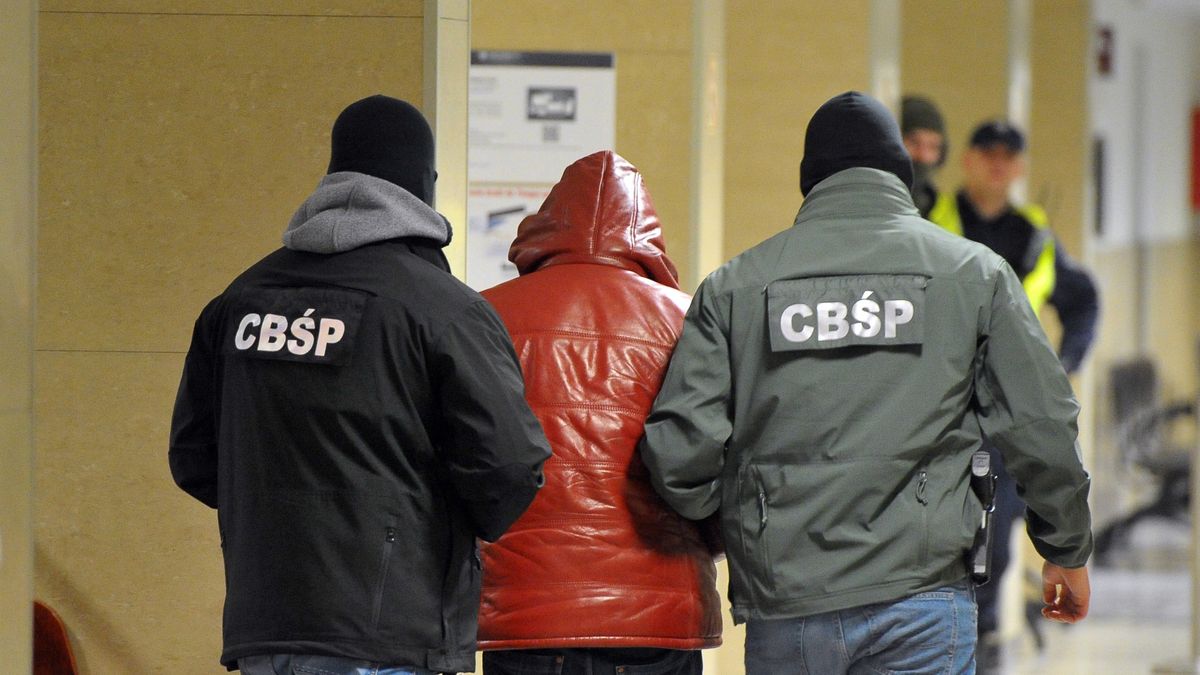 Szczecin, 02.02.2017. Jeden z podejrzanych doprowadzany na salę rozpraw