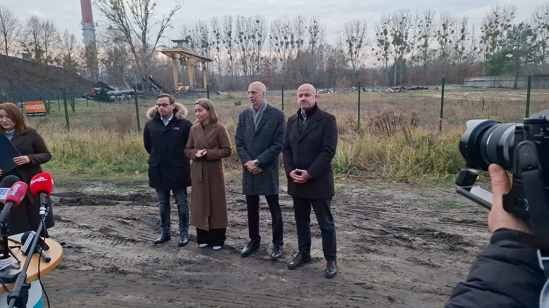 Za ogrodzeniem widać działkę ciepłowni Dąbska, na które odbędzie się próby odwiert geotermalny