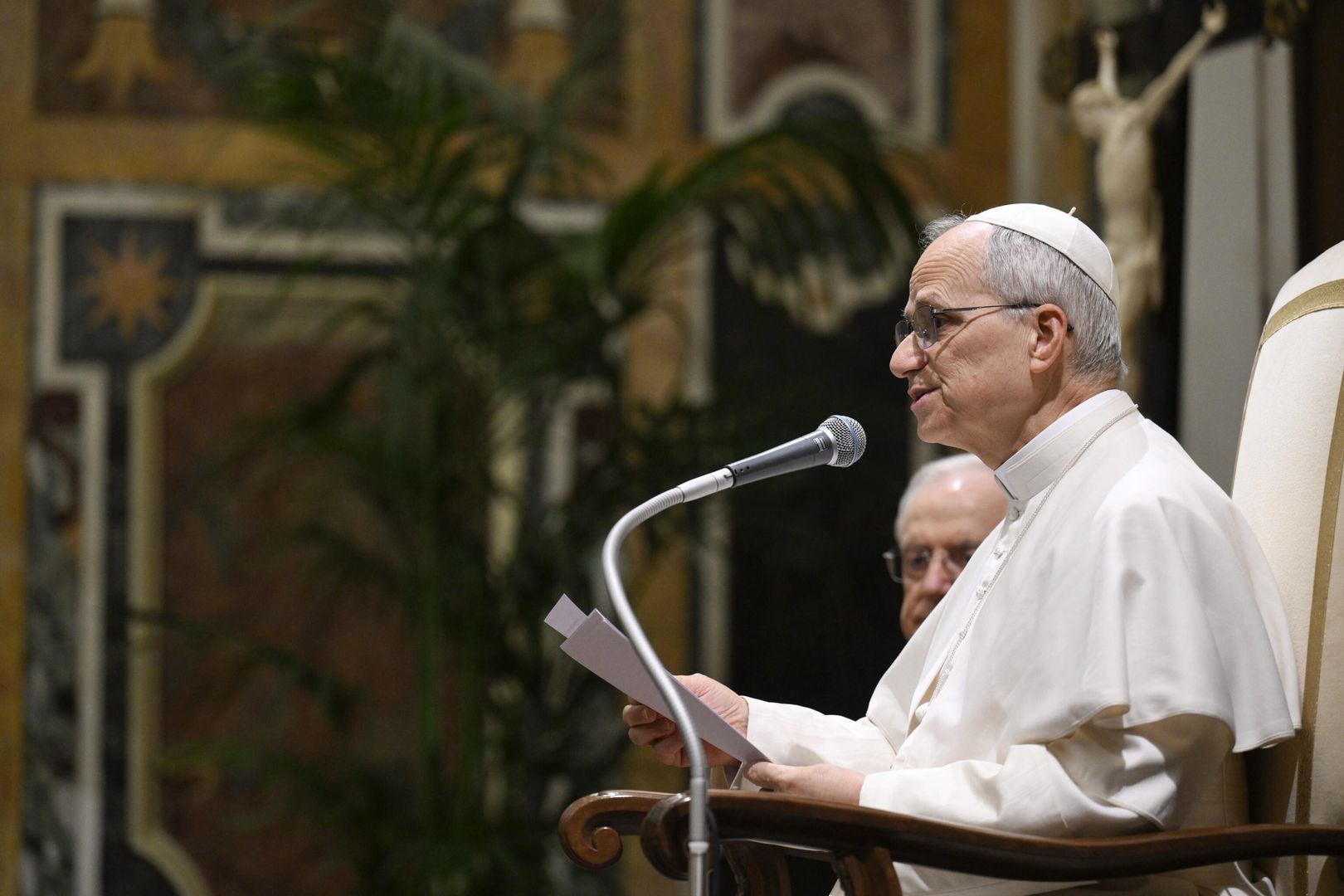 A handout picture provided by the Vatican Media shows Pope Leo XIV during an audience with members of the 'Centesimus Annus Pro Pontifice' Foundation, in the Clementine Hall of the Apostolic Palace in Vatican City, 17 May 2025. EPA/VATICAN MEDIA HANDOUT HANDOUT EDITORIAL USE ONLY/NO SALES Dostawca: PAP/EPA.
