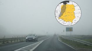 Kierowcy, noga z gazu! IMGW ostrzega przed gęstą mgłą i śliskimi drogami
