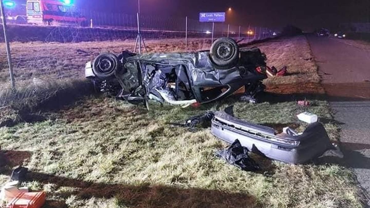 BMW, którym jechali nastolatkowie zostało kompletnie zniszczone