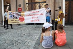 Koronawirus. Strajk rodziców przed MEN. "Fakty są takie, że nie ma żadnej pandemii"
