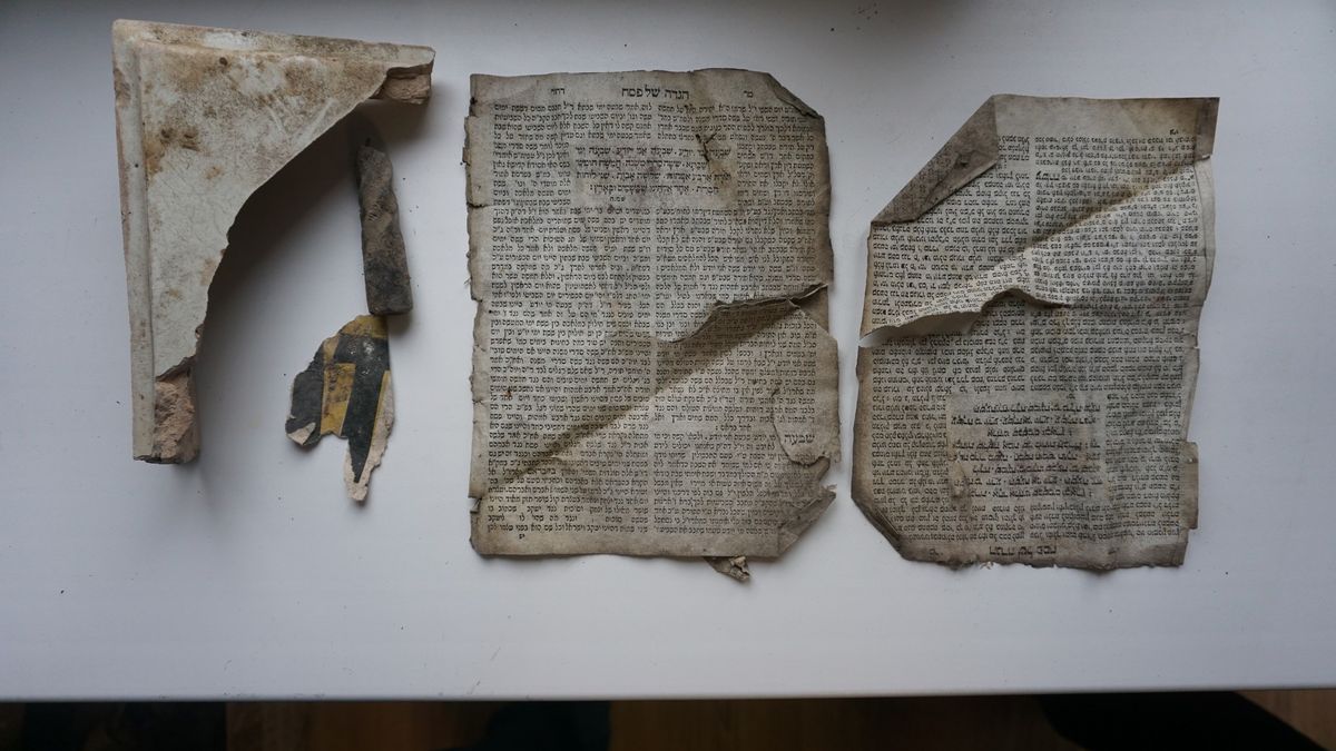 Przy synagodze odkryto oryginalne fragmenty stolarki okiennej oraz części hebrajskiej księgi