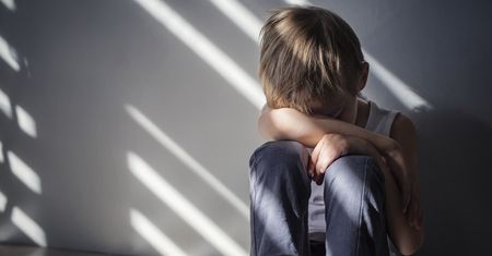 Urazy głowy i rany na ciele. Matka zgotowała Pawełkowi piekło