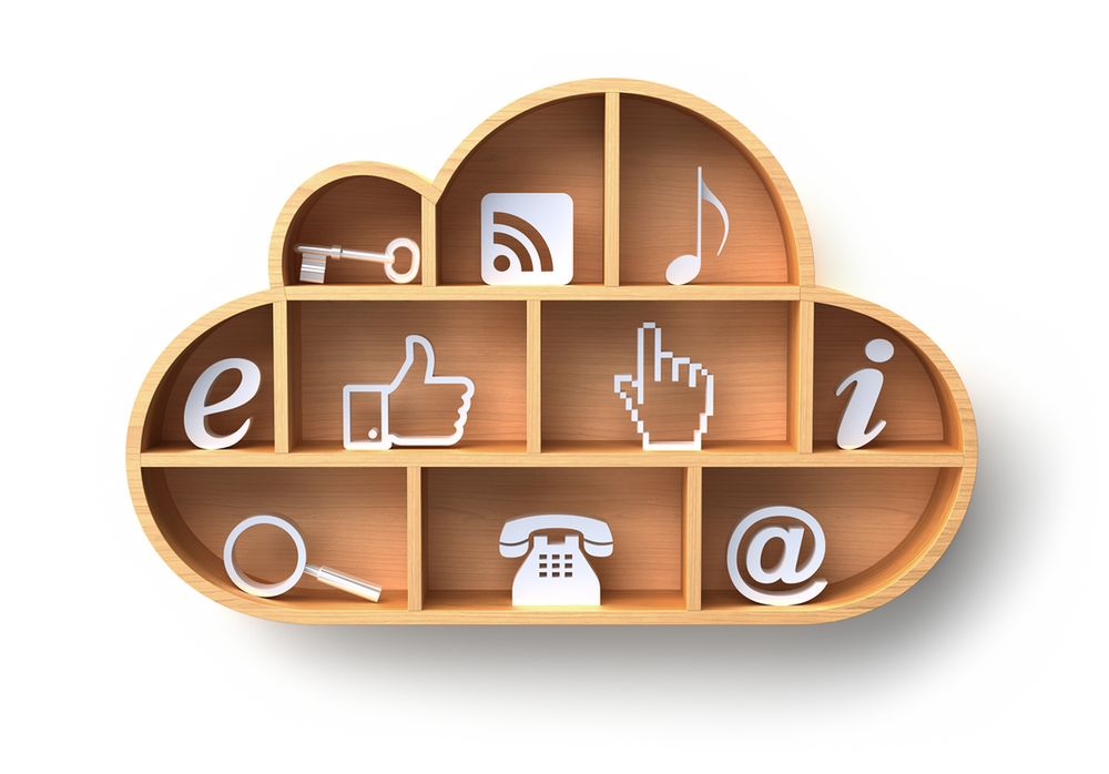 Zdjęcie Cloud computing concept with wooden shelf on the wall pochodzi z serwisu Shutterstock
