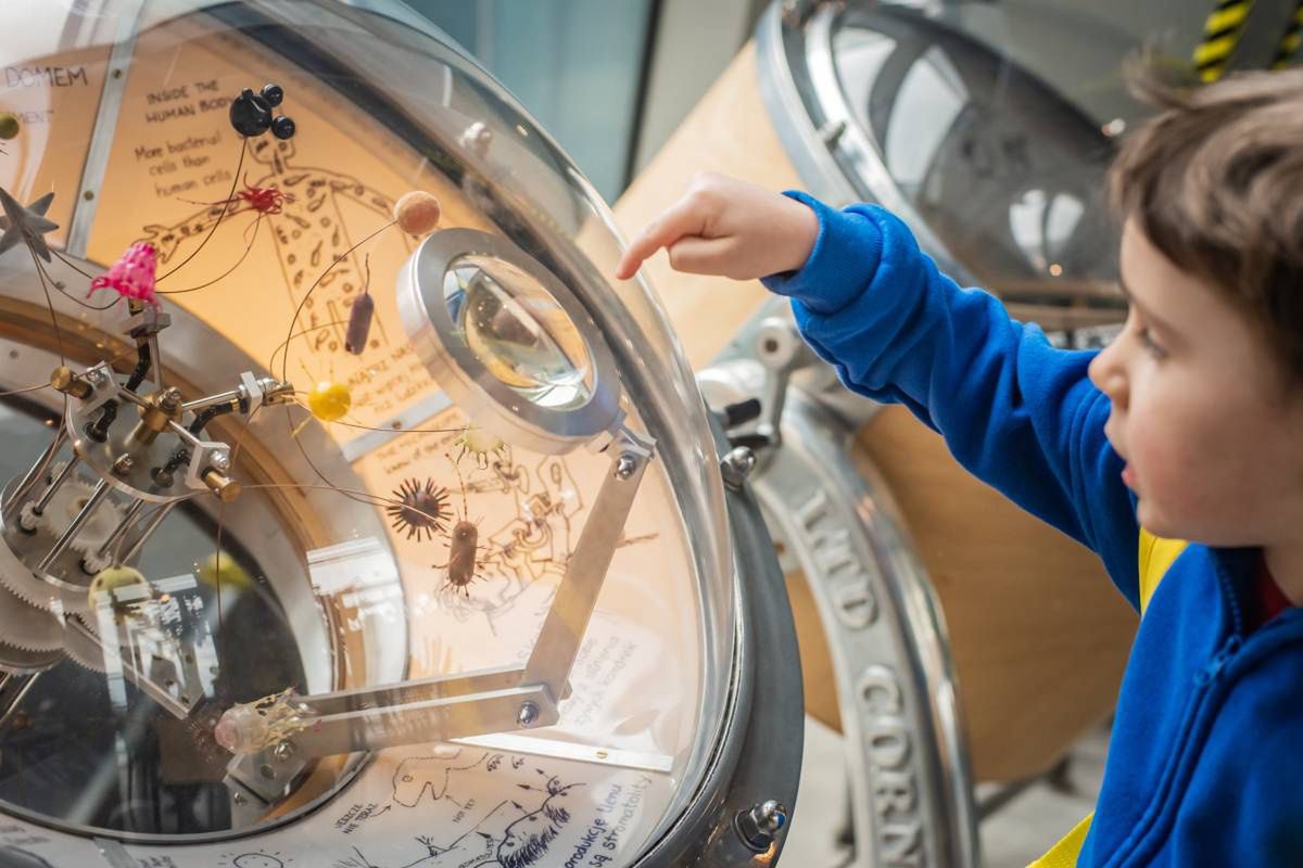 Planetobus z Centrum Nauki Kopernik w Pionkach. Bezpłatne pokazy mobilnego planetarium w Miejskim Ośrodku Kultury