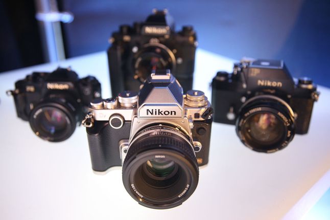 Nikon Df, a w tle stare Nikony, które były inspiracją dla nowego modelu.