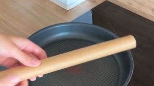 Połóż na patelni, zanim włożysz mięso. Tłuszcz nie będzie pryskał