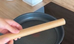 Połóż na patelni, zanim włożysz mięso. Tłuszcz nie będzie pryskał
