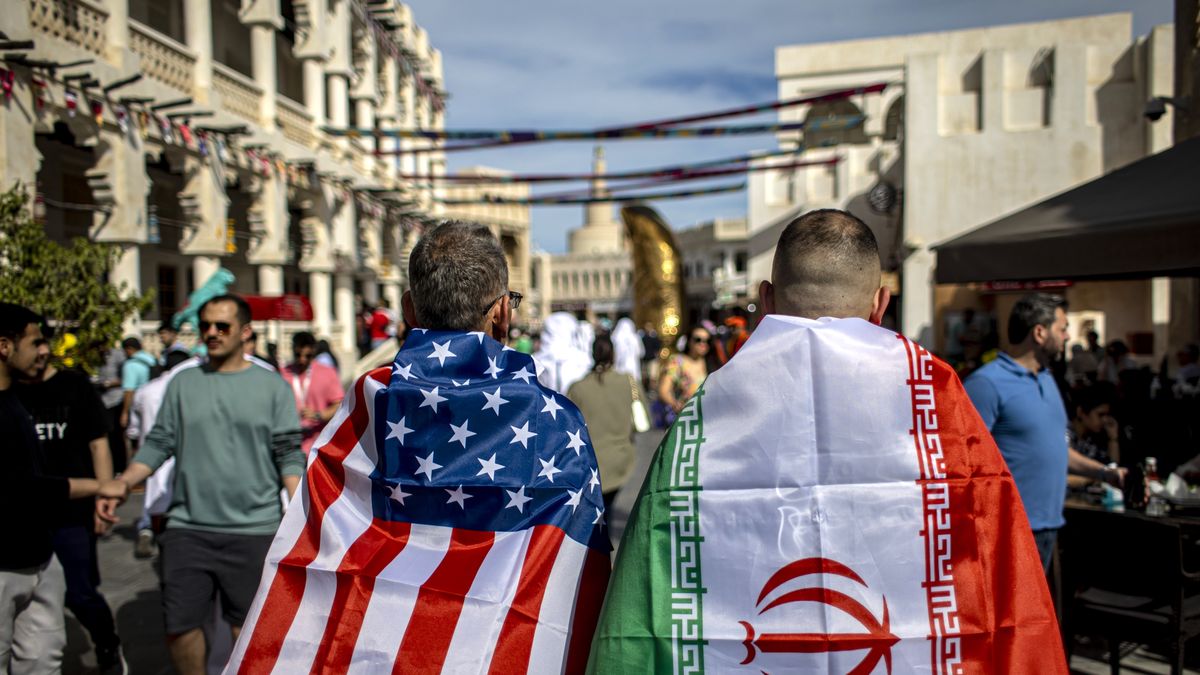 epaselect epa10335990 Fans draped in the flags of Iran and the USA walk in the Souq Waqif market during FIFA World Cup 2022 in Doha, Qatar, 29 November 2022. USA will face Iran in their second group B match of the FIFA World Cup 2022 on 29 November. EPA/MARTIN DIVISEK Dostawca: PAP/EPA.