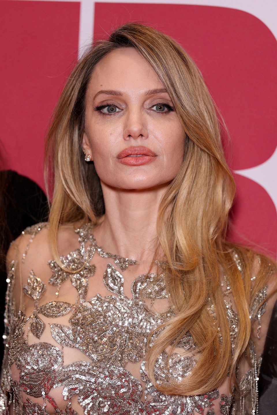 Angelina Jolie w efektownej kreacji na paryskiej premierze