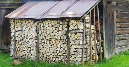 Polacy robią zapasy na zimę. Tyle kosztuje teraz metr drewna