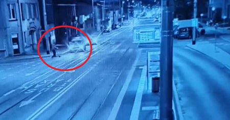 Jechał pijany hulajnogą. Tuż przed radiowozem. Nagranie z Pabianic