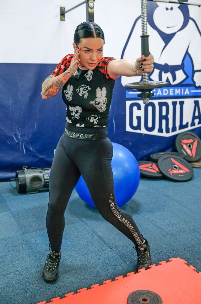 Kamila Wybrańczyk w pocie czoła trenuje tajski boks