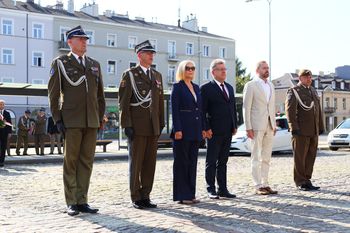 Kielce: Obchody Święta Wojska Polskiego. Hołd dla bohaterów na Placu Niepodległości, delegacje złożyły kwiaty i znicze