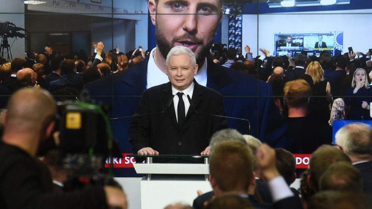Jarosław Kaczyński podczas wieczoru wyborczego w dniu wyborów do Parlamentu Europejskiego. W tle relacja TVP 