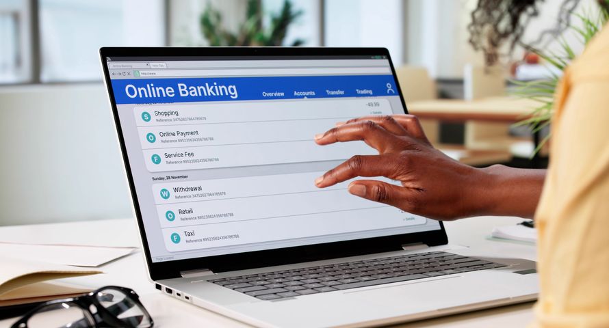 Na co zwrócić uwagę porównując konta bankowe? Praktyczny poradnik