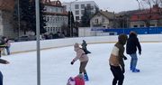 Brzesko: Pierwszy weekend ferii na lodowisku na Placu Kazimierza