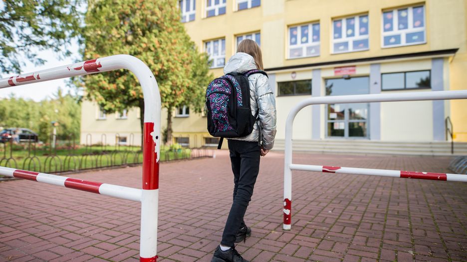 Warszawa. Od poniedziałku 15 marca połowa klas I-III rano idzie na lekcje w szkole, połowa zostaje w domu i uczy się przed ekranem komputera. Po tygodniu zmiana 