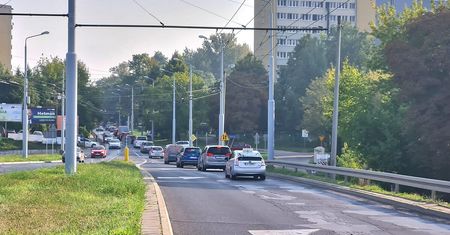 Dwa tygodnie utrudnień na ul. Nadbystrzyckiej. Drogowcy wymienią starą, zdegradowaną nawierzchnię jezdni [OBJAZDY]