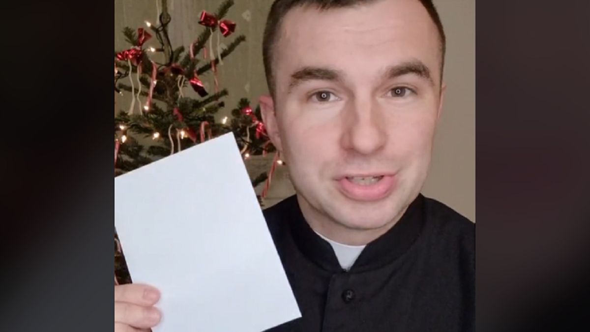 Ksiądz Sebastian Picur mówi o "sezonie na koperty". 