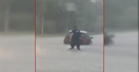Policjant ratuje kobietę z zalanego auta w Zamościu [NAGRANIE]